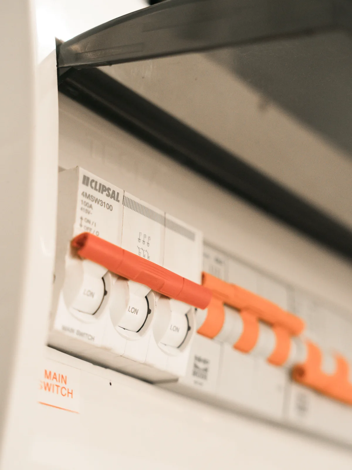Nahaufnahme eines sauberen elektrischen Verteilerkastens mit Sicherungsschaltern.