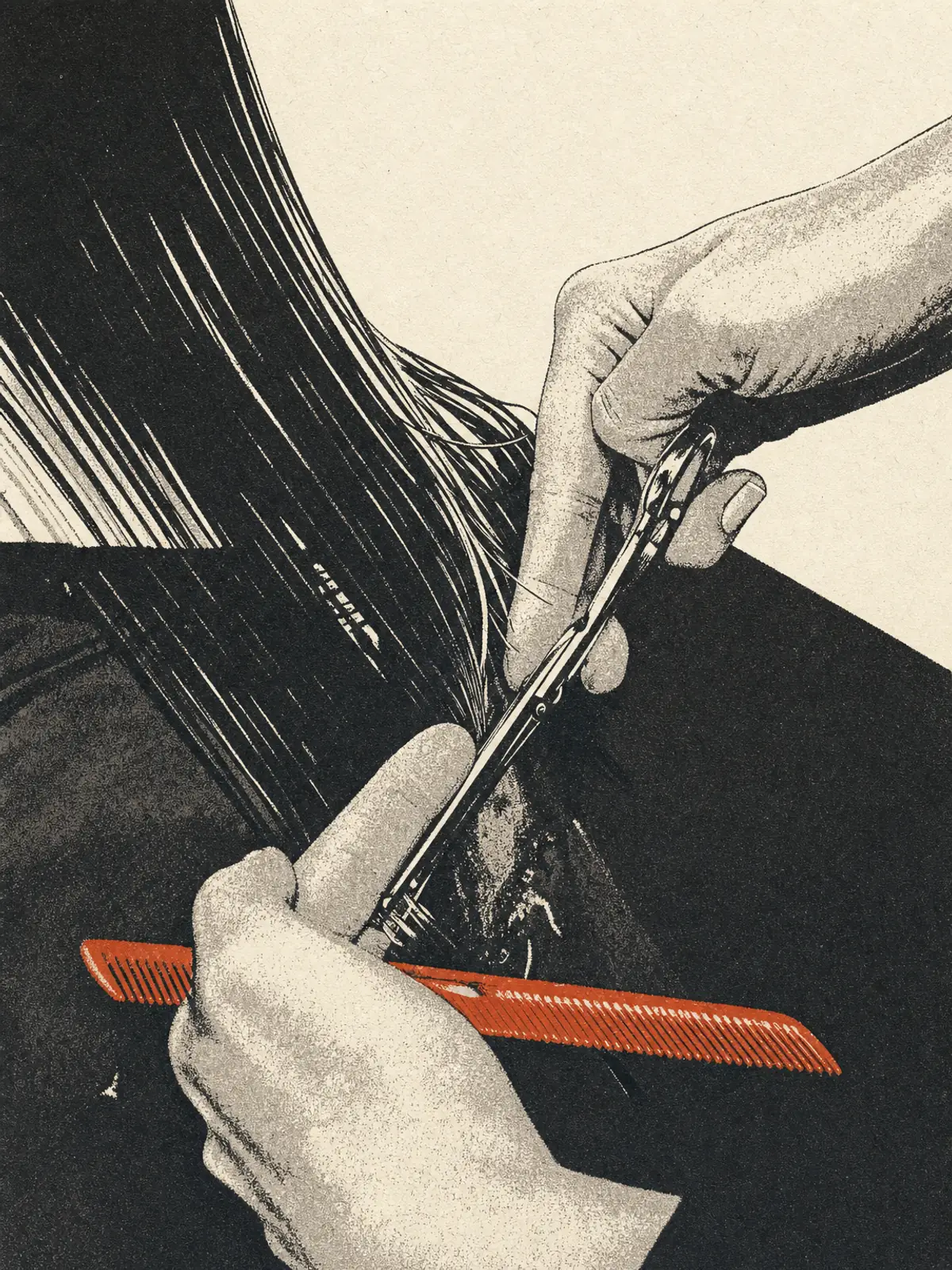 Zwei Hände einer Friseurin schneiden eine nasse Haarsträhne mit der Schere, darunter ein Kamm und der dunkle Umhang.