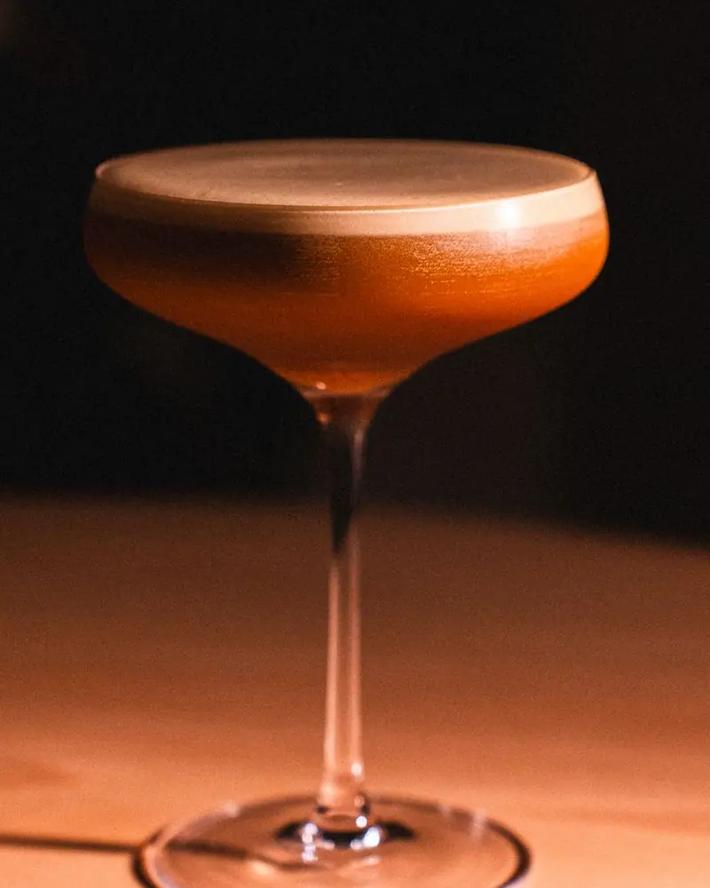 Espresso Martini mit dunkler Crema in einer Coupe