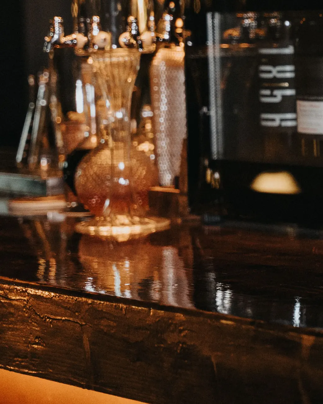 Glaszylinder und Kupfergerät auf der Tresenplatte