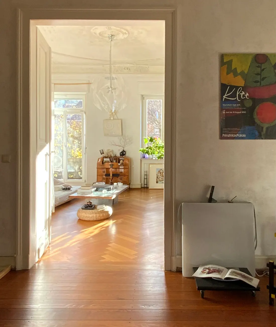 Sonnendurchflutete Zimmerflucht einer Altbauwohnung.