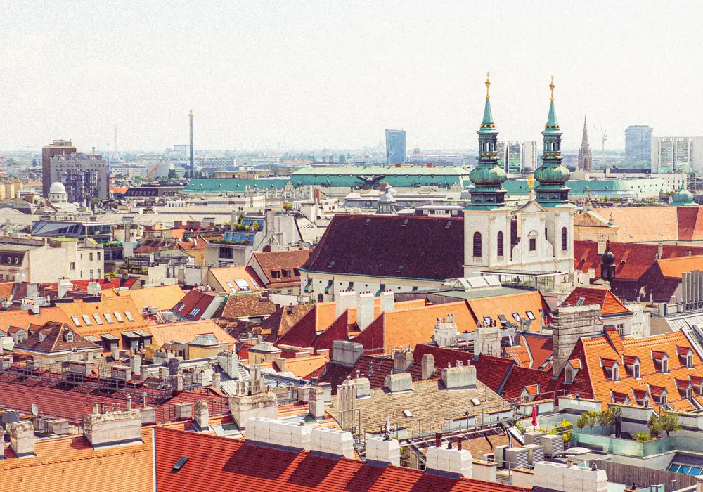 Rote Ziegeldächer der Wiener Innenstadt von oben.