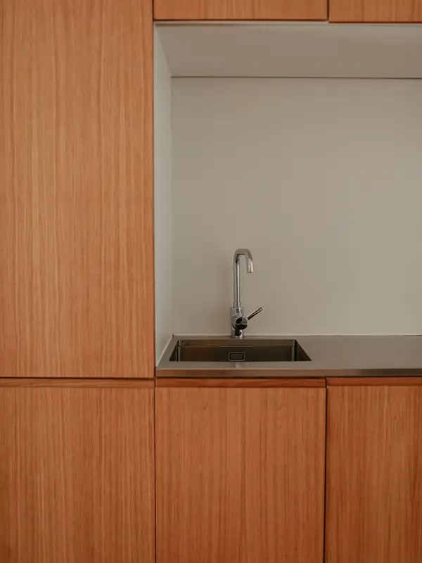 Teeküche hinter Holzfronten