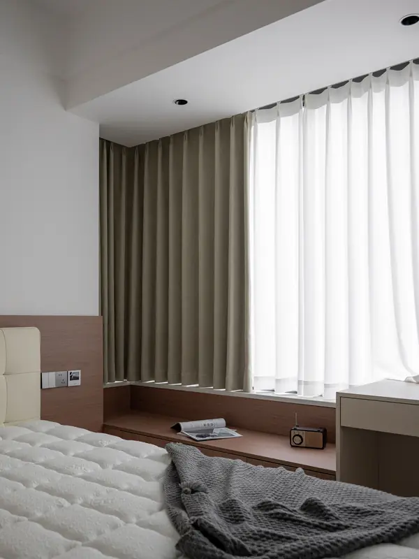 Schlafzimmer mit Leinenvorhängen