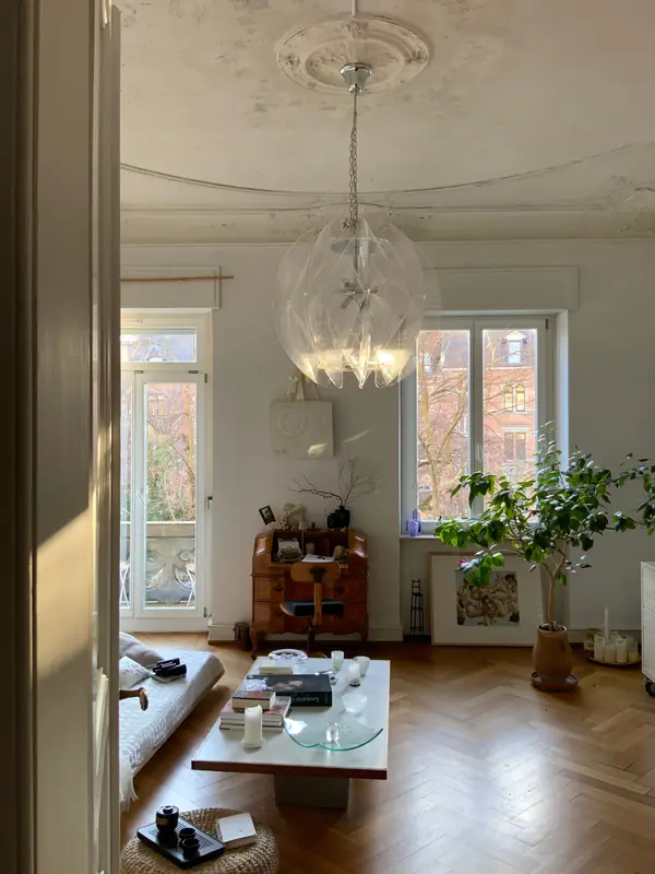 Wohnzimmer im Altbau mit Pflanzen und Kronleuchter
