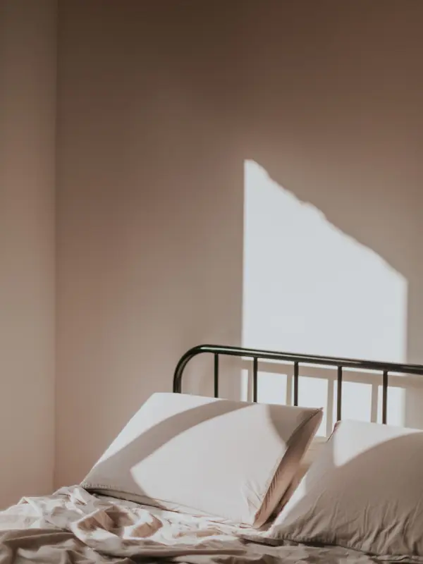 Fensterschatten auf Kissen und Wand
