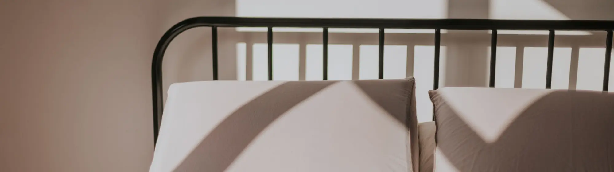 Gästezimmer mit Morgensonne auf hellem Bettzeug