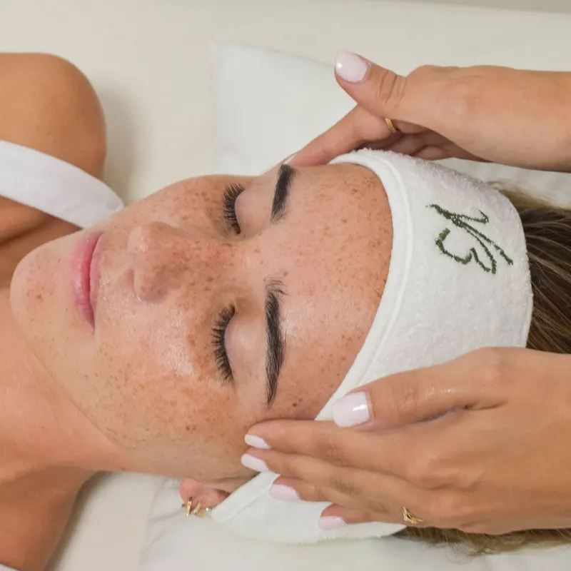 Gesichtsmassage während einer klassischen Behandlung