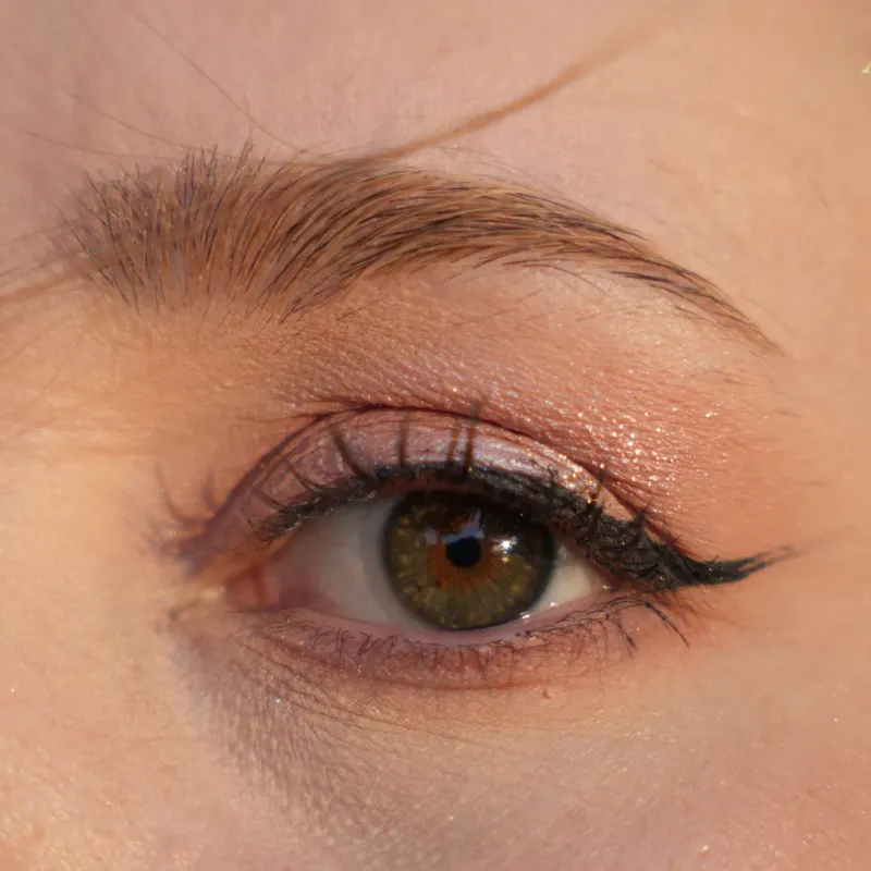 Nahaufnahme eines Auges mit gelifteten Wimpern und definierter Braue