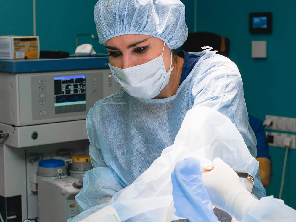 Chirurgin im Operationssaal, davor das sterile Besteck