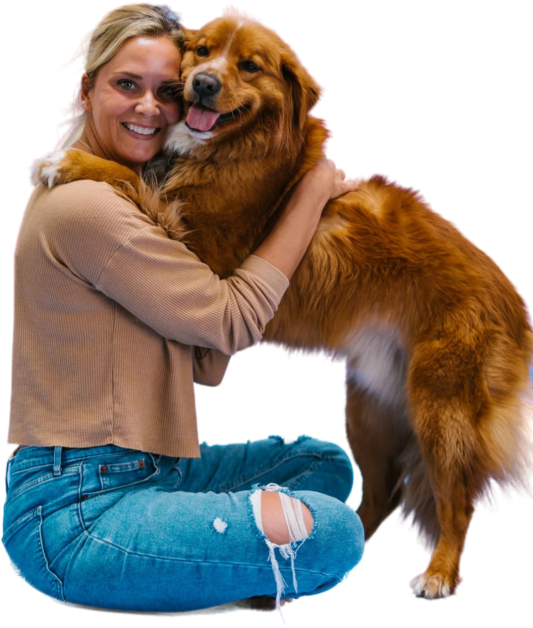 Tierhalterin kniet mit ihrem Hund im Arm