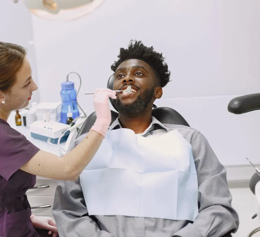 Patient im Behandlungsstuhl während einer Kontrolle.