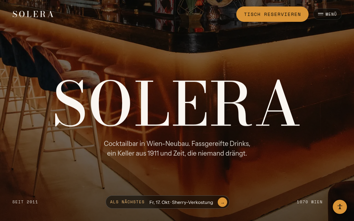 Beispiel-Design einer Website für eine Cocktailbar: dunkler Auftakt mit der Wortmarke „SOLERA“ über einer beleuchteten Bartheke mit Barhockern, oben rechts der Button „Tisch anfragen“