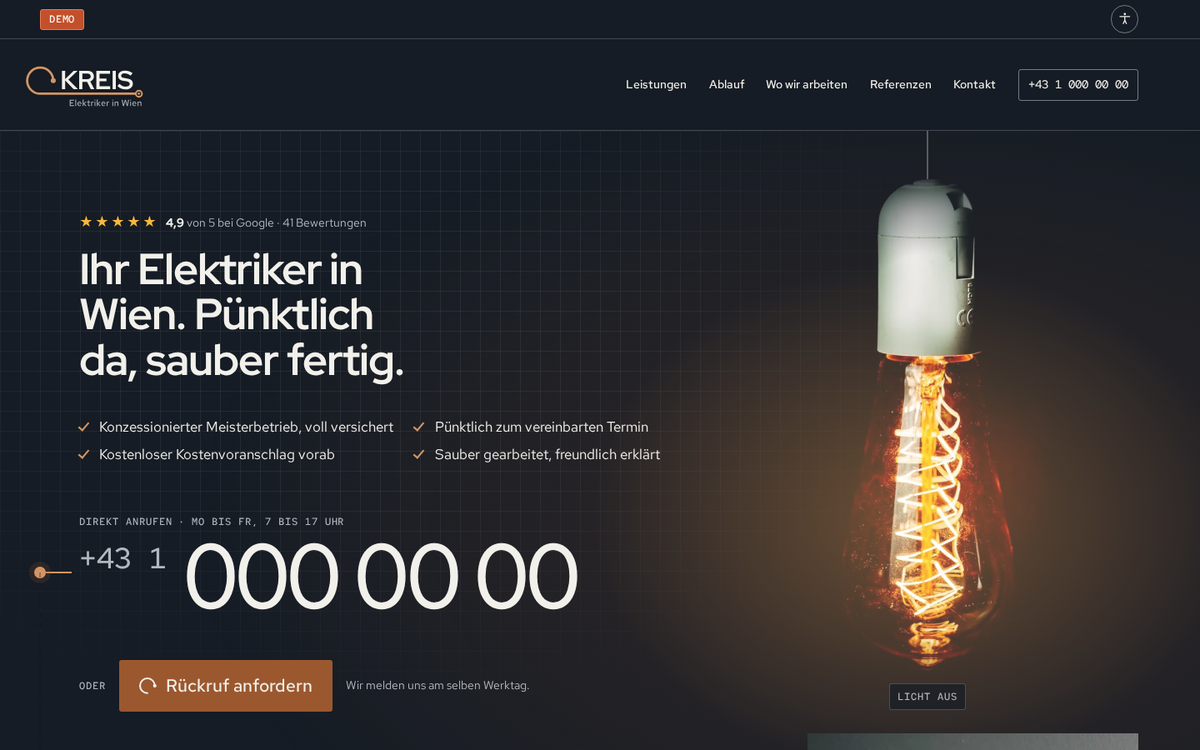 Beispiel-Design einer Website für einen Elektrobetrieb: dunkler Auftakt mit großer Telefonnummer, rechts hängt eine leuchtende Edison-Glühbirne, links eine kupferne Leitung mit Knoten