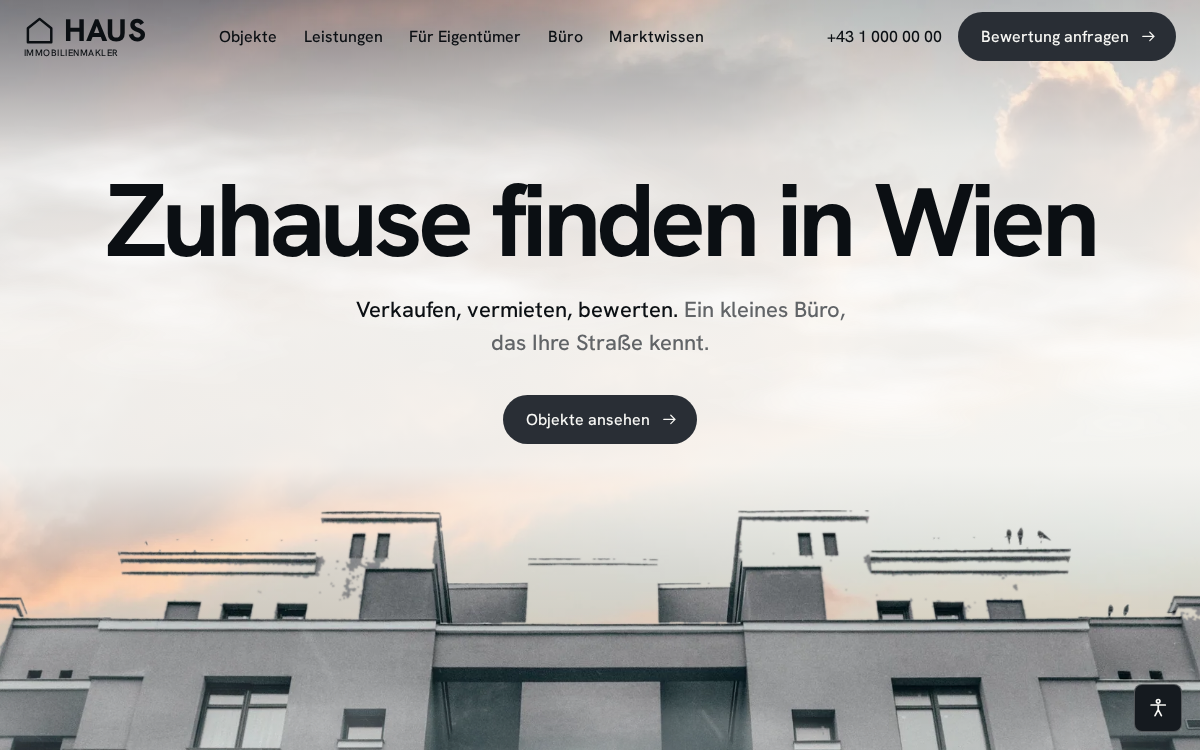 Beispiel-Design einer Website für ein Maklerbüro: über einer grauen Wohnhausfassade steht die Überschrift „Zuhause finden in Wien“ vor dem Abendhimmel