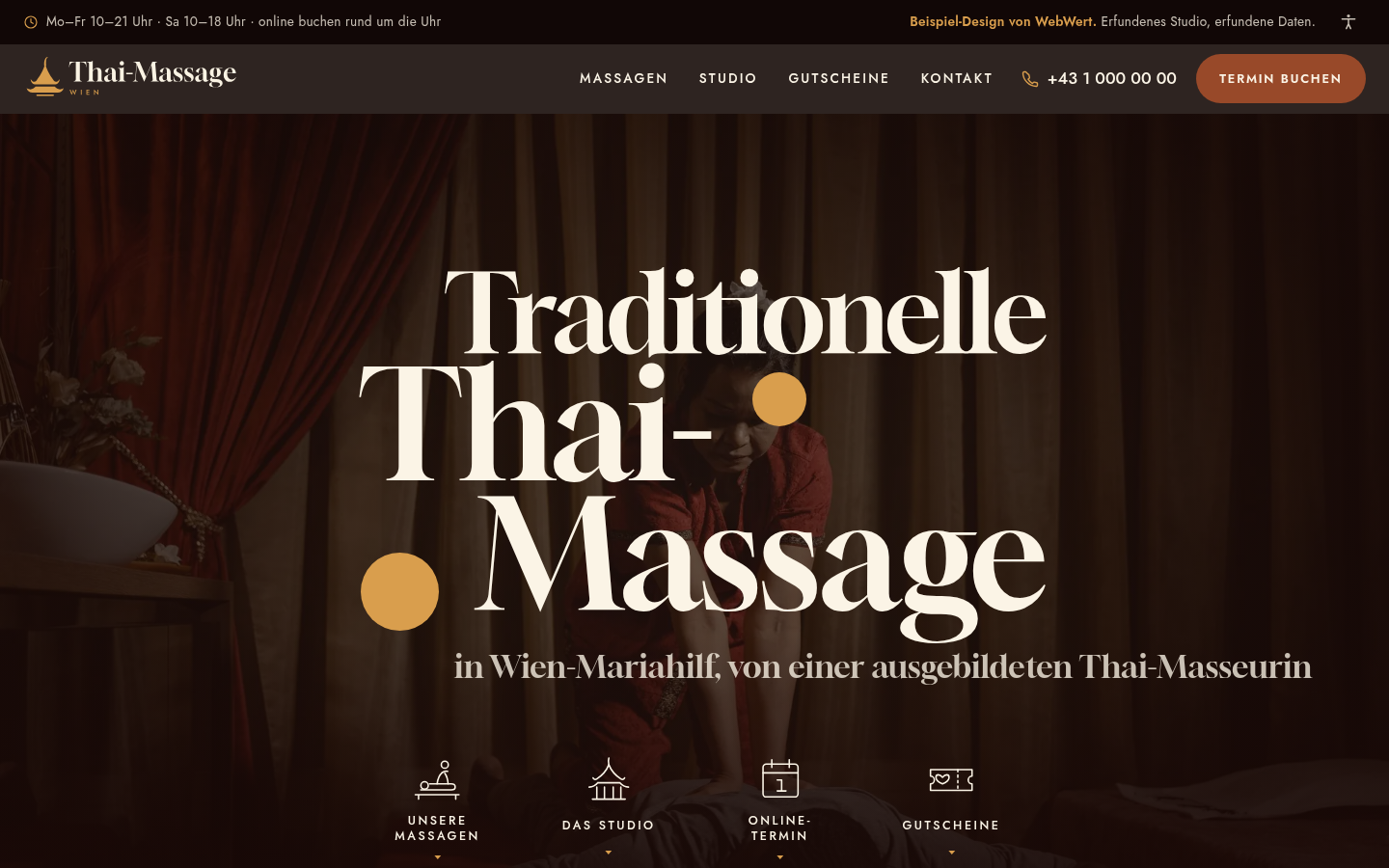 Beispiel-Design einer Website für ein Thai-Massagestudio: große Serifenschrift über einem Foto aus dem Behandlungsraum, Tempeldach-Logo in Bernstein