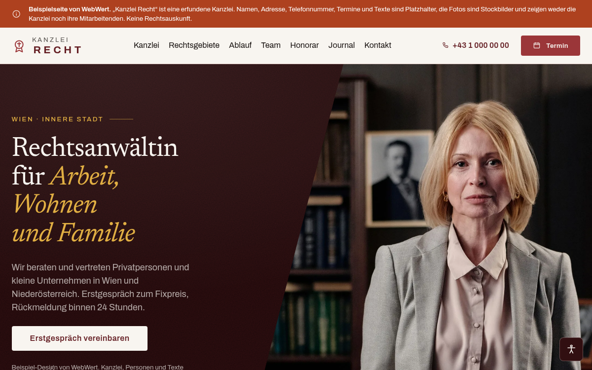 Beispiel-Design einer Website für eine Rechtsanwaltskanzlei: links ein dunkelrotes Feld mit zweizeiliger Überschrift und einer Schaltfläche, rechts das Porträt einer Anwältin, dazwischen eine diagonale Kante