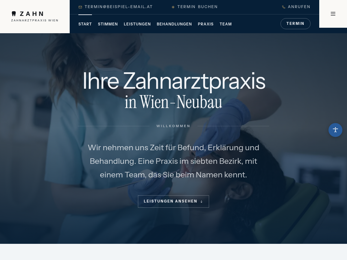 Beispiel-Design einer Website für eine Zahnarztpraxis: randloses Foto im Auftakt, darunter Behandlungskarten in Nachtblau und Alabaster